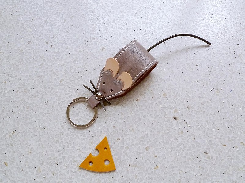 手工皮革缝制灰色小老鼠钥匙圈 - 钥匙链/钥匙包 - 棉．麻 灰色