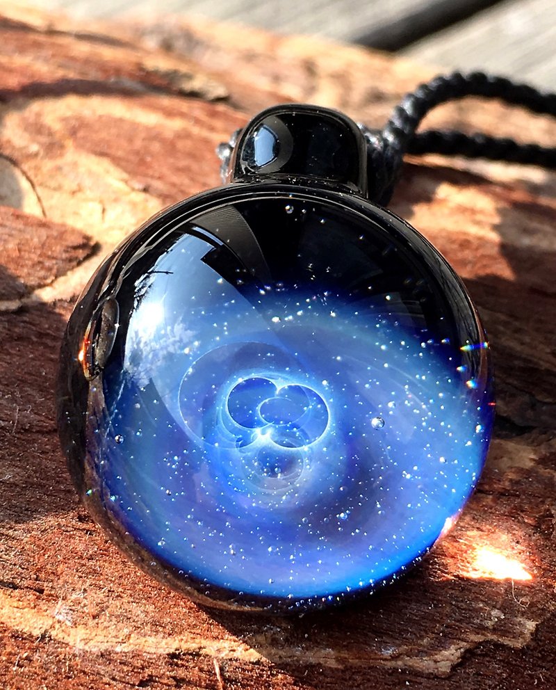 boroccus 銀河に浮かぶ星雲模様 耐熱ガラス ペンダント - 项链 - 玻璃 蓝色