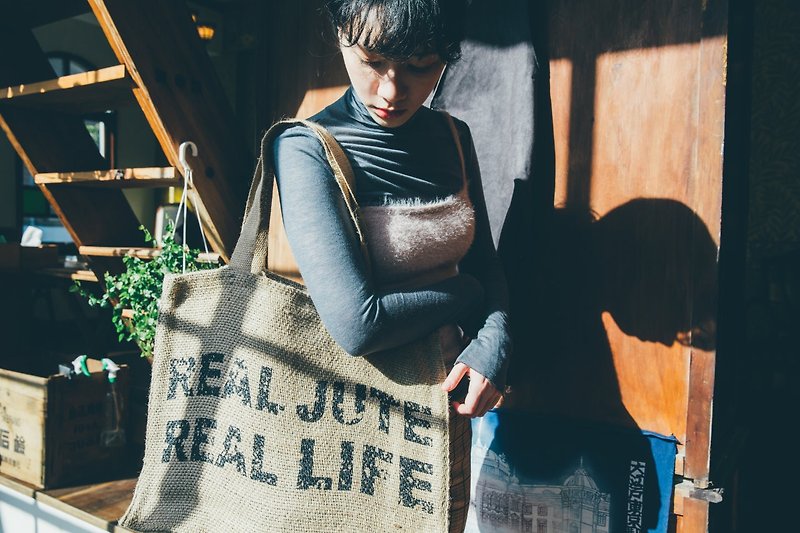 真实人生潮麻包 Real Life KK Jute Bag - 侧背包/斜挎包 - 其他材质 咖啡色