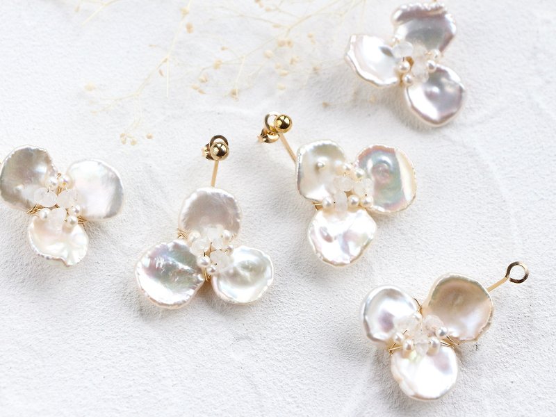 14kgf-freshwater pearl flower pierced earrings - 耳环/耳夹 - 贵金属 白色