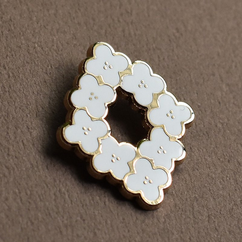 白い小花の ピンバッジ  ブローチ　アクセサリー　草花 - 徽章/别针 - 其他金属 白色