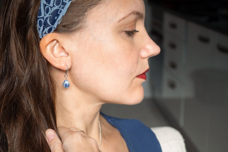方钠石吊式耳环，925银，摩羯座石，处女座宝石，水瓶座石 - 耳环/耳夹 - 半宝石 蓝色