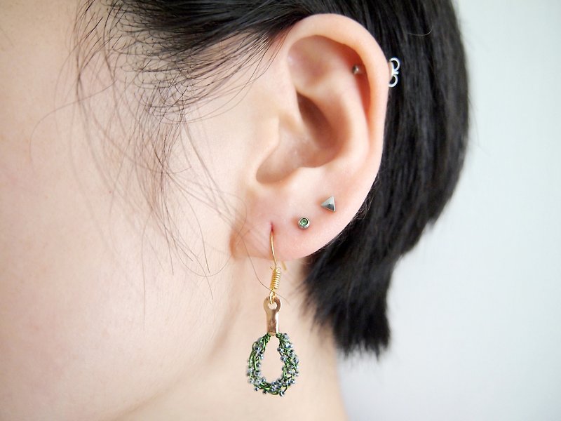 高贵翠绿铜线手工编织透明黑小珠耳钉 BUE005 - 耳环/耳夹 - 其他金属 绿色
