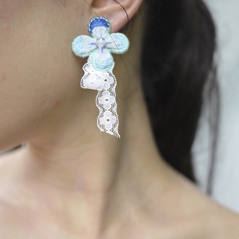 【花室培养手工刺绣】刺绣蕾丝耳环 - 耳环/耳夹 - 绣线 蓝色