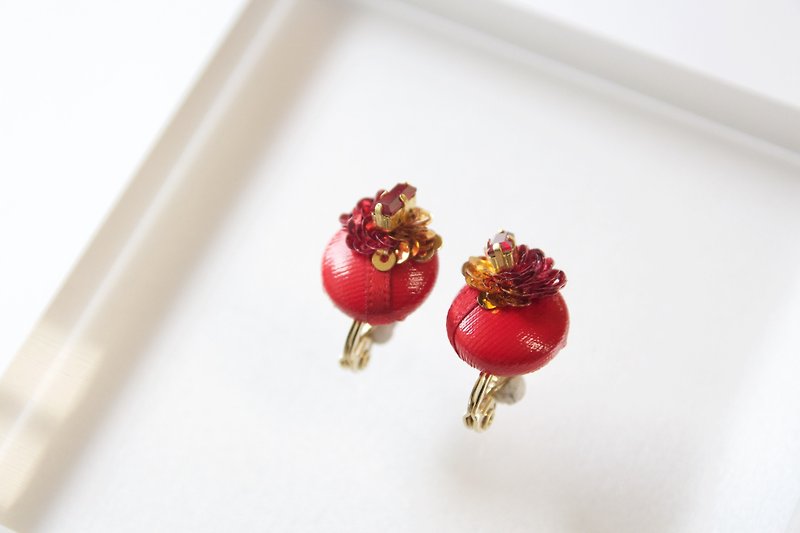 スワロフスキー刺繍　イアリング　　Swarovski Embroidery Earrings - 耳环/耳夹 - 宝石 红色