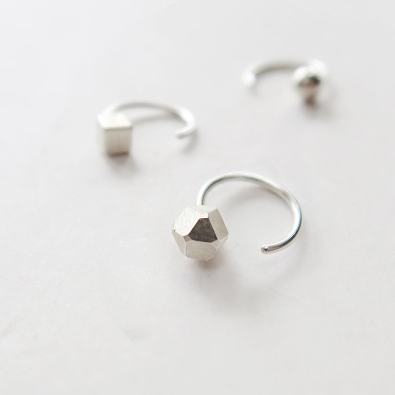 925纯银 几何小石子C型耳环-角面石、方石、圆石 一对 - 耳环/耳夹 - 纯银 银色