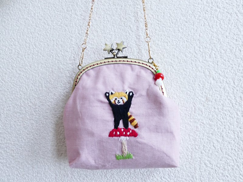 刺繍のがまぐちハンドバッグ きのこの上で威嚇するレッサーパンダ ピンク - 手提包/手提袋 - 棉．麻 粉红色