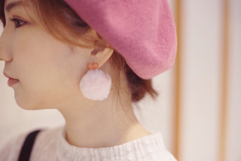 *hippie* 新年特别版 透明粉红毛毛球压克力爱心耳环(耳针款) - 耳环/耳夹 - 压克力 粉红色
