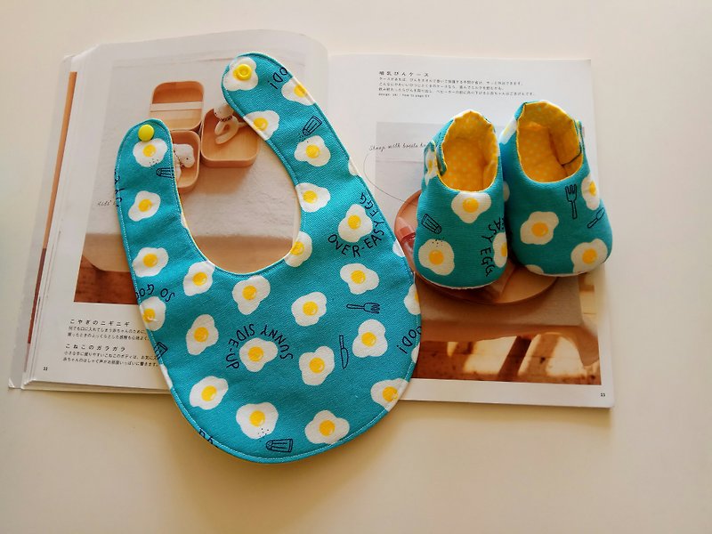 <蓝> 荷包蛋弥月礼物 婴儿鞋+围兜 - 满月礼盒 - 棉．麻 蓝色