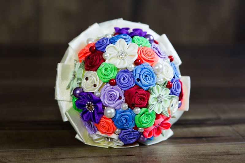 婚礼的多彩多姿的花束。 明亮且易于使用。 采用独特的 Kanzashi - 其他 - 其他材质 多色