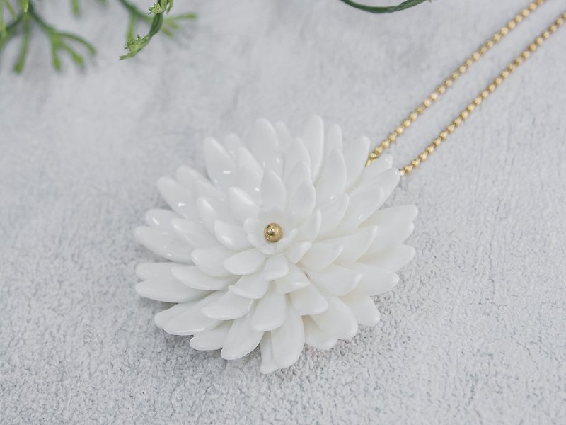 Mum ~ white porcelain flower pendant ~ size XL. - 项链 - 陶 白色