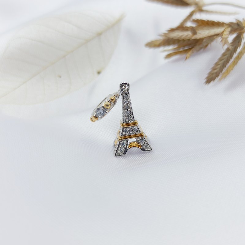 Eiffel Tower silver charm in gold decorated with white crystal for bracelets. - 手链/手环 - 纯银 银色