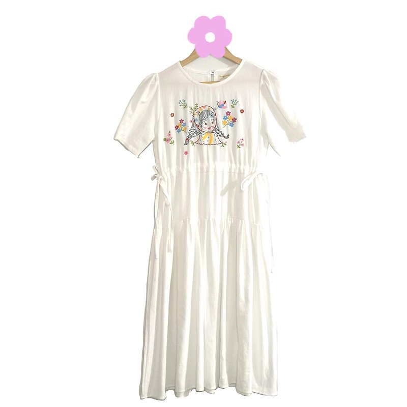 White cotton dress with round neck, short sleeves, hand embroidery. woman wearing a turban, flower lover , birds - 洋装/连衣裙 - 绣线 白色