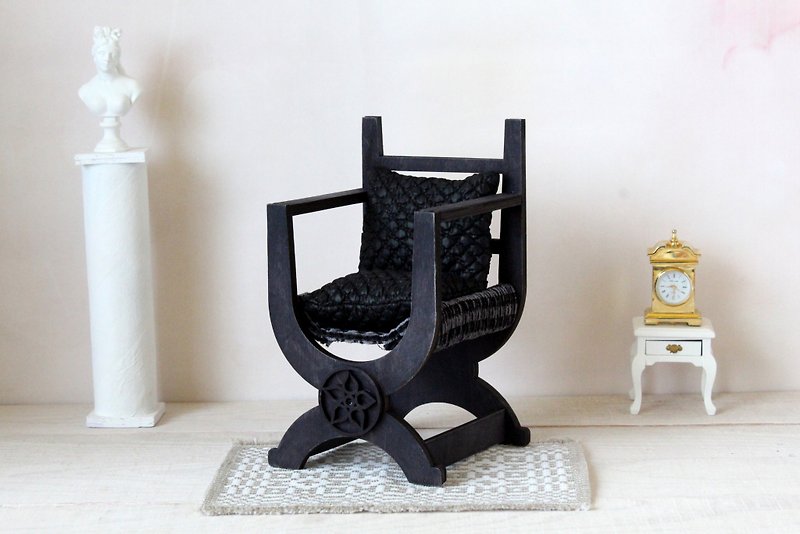 Miniature Tudor chair, X framed queen Mary armchair replica. England history, ra - 玩具/玩偶 - 木头 黑色