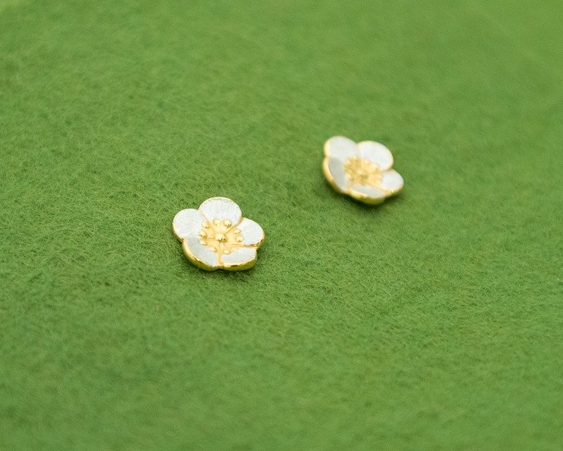 Ume Plum Blossom clip-on earrings - large single - 耳环/耳夹 - 其他金属 