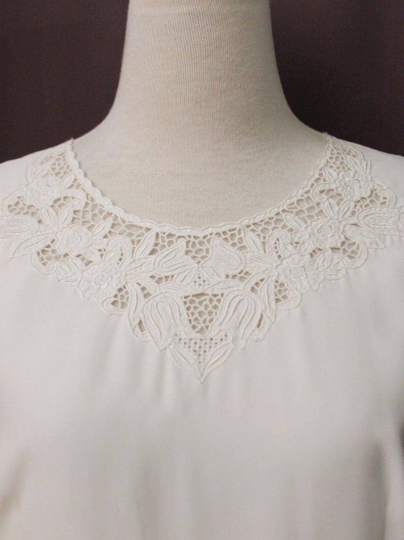 复古日本制典雅花朵刺绣镂空圆领白色长袖古着衬衫 - 女装衬衫 - 聚酯纤维 白色