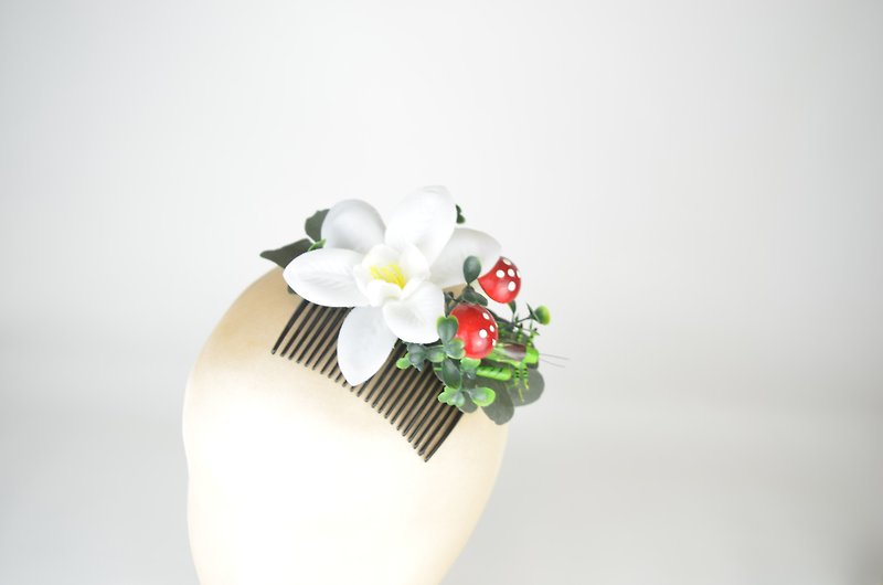 Headpiece Hair Comb White Orchid Silk Flower with Grasshopper and Red Mushrooms - 发饰 - 其他材质 白色