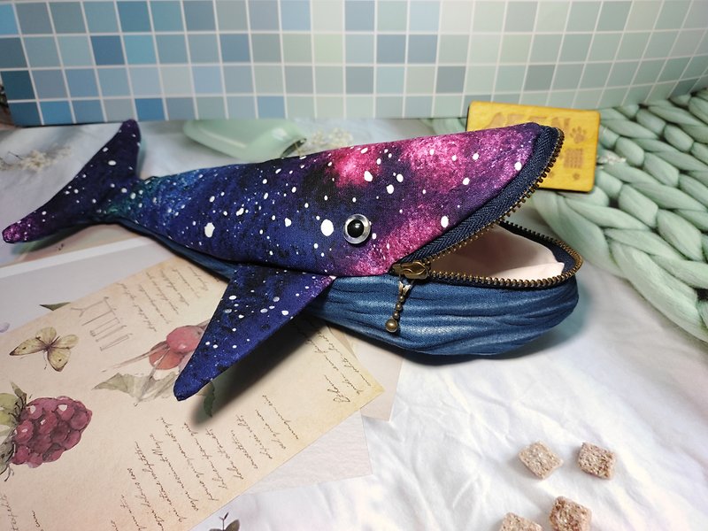 海洋生物袋物系列-手作海洋风紫星空鲸鱼款笔袋-鲸鱼笔袋-鲸鱼包 - 铅笔盒/笔袋 - 棉．麻 
