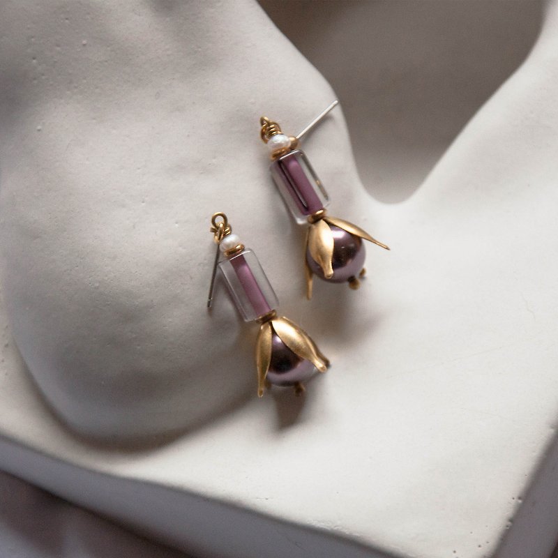 灰紫花瓣珍珠琉璃耳环 - 耳环/耳夹 - 琉璃 紫色