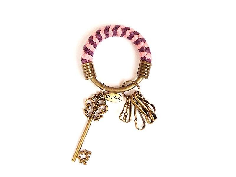 钥匙圈(小)5.3CM 粉红+深紫+复古钥匙 手工 编织 腊绳 定制化 - 钥匙链/钥匙包 - 其他金属 多色