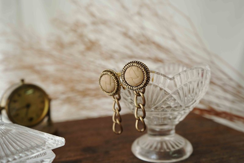 手作-古董钮扣改制-古铜金色编织纹古董钮扣耳环单只 - 耳环/耳夹 - 塑料 金色
