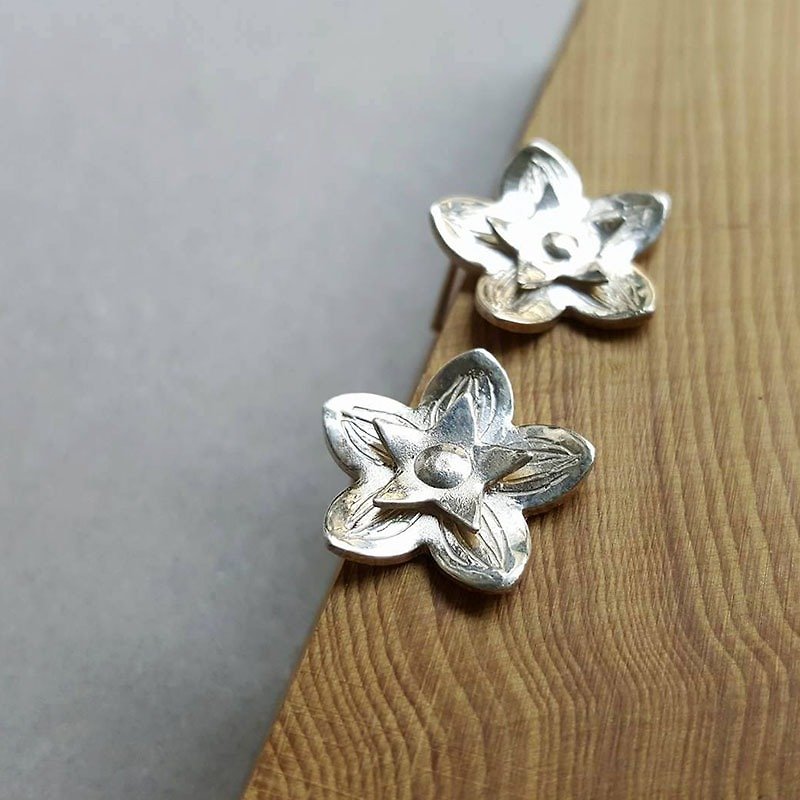 剪花系列 桔梗 银耳环-耳针 - 耳环/耳夹 - 其他金属 银色