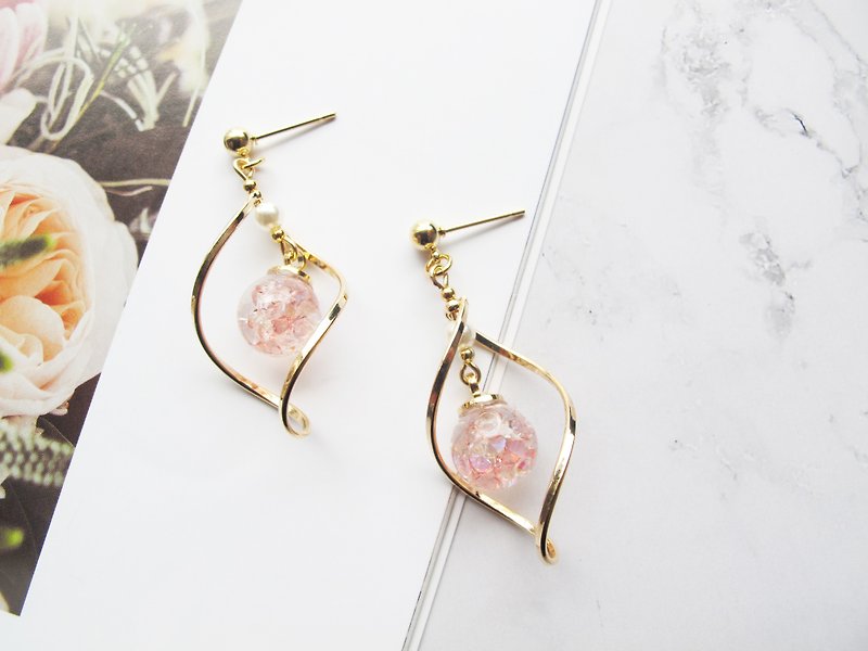 Rosy Garden 扭扭流动水晶玻璃球垂吊耳环 可换耳夹式 - 耳环/耳夹 - 玻璃 粉红色