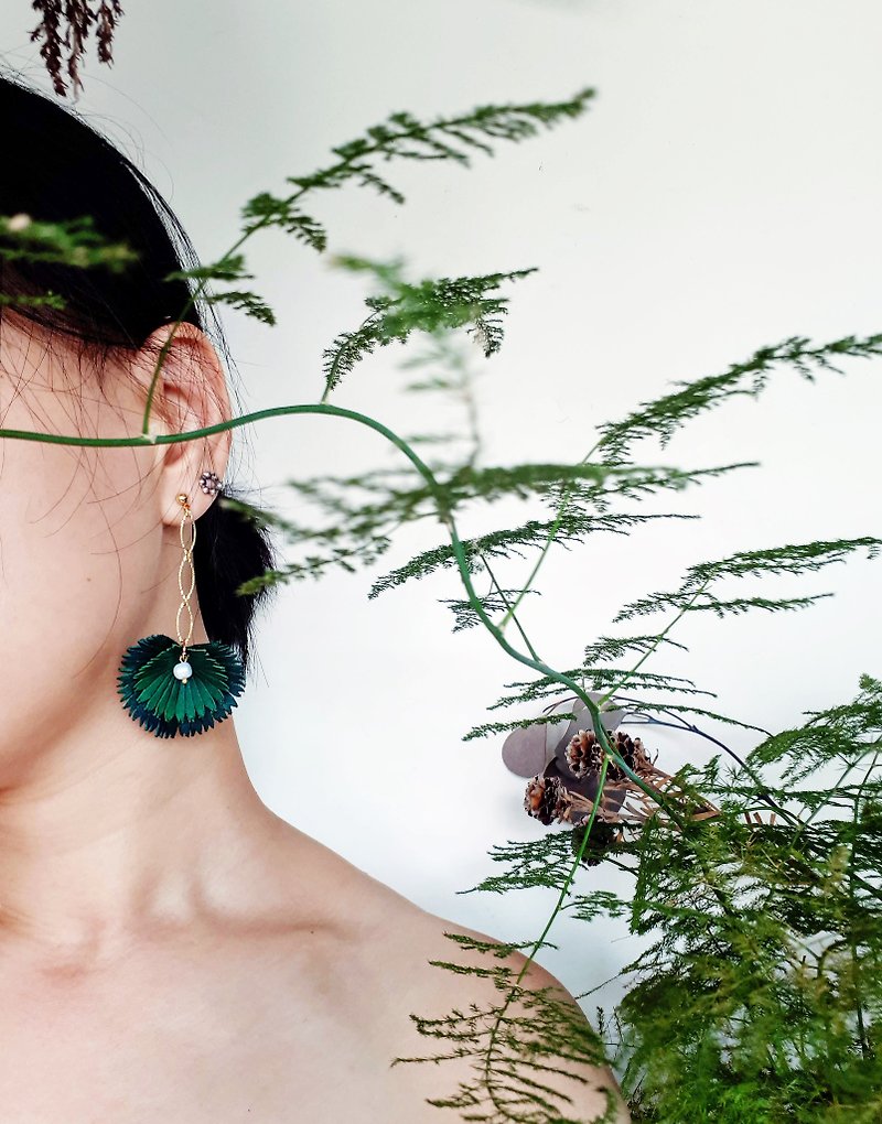圆扇蒲葵不对称耳环一对_手染塑型皮革 - 耳环/耳夹 - 真皮 绿色