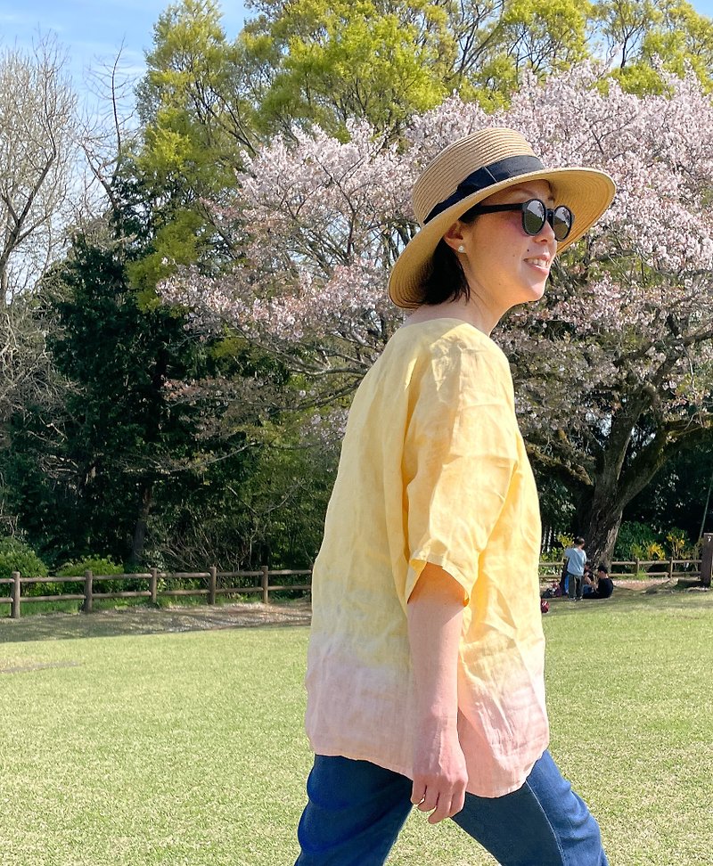 日本製 泥染フレンス製リネンの半袖Tシャツ　ブラウス  Linen  Shirts - 中性连帽卫衣/T 恤 - 棉．麻 黄色