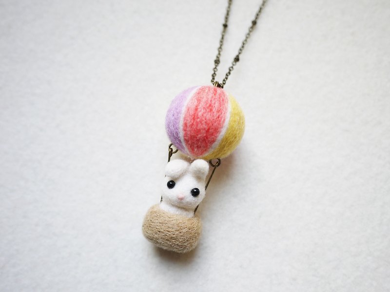 【毛小孩】去天空旅行-羊毛毡小白兔热气球项链/吊饰 - 项链 - 羊毛 多色