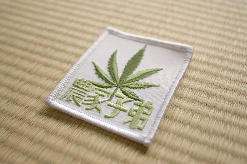 农家子弟刺绣布章 // Peasant Folk Embroidered Patch - 徽章/别针 - 棉．麻 白色