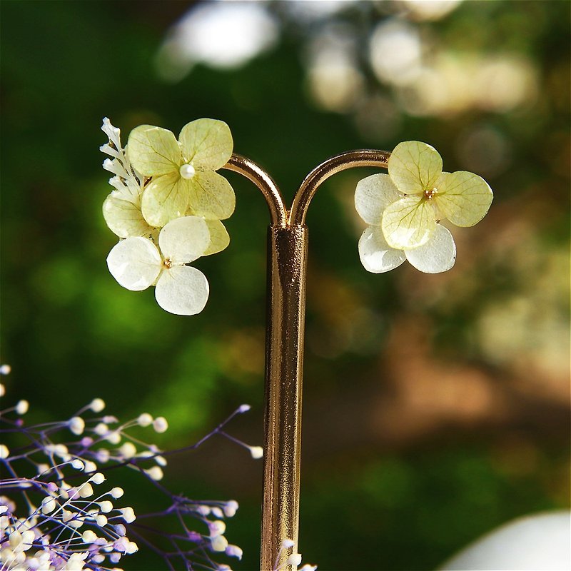 原創 |日式庭院风格 淡绿白色绣球永生花簇不对称925纯银耳钉 - 耳环/耳夹 - 植物．花 绿色