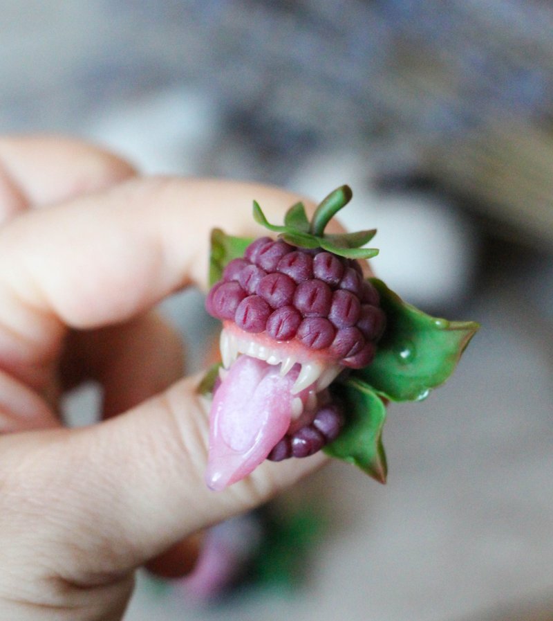 Raspberry brooch Creepy jewelry - 胸针 - 粘土 红色