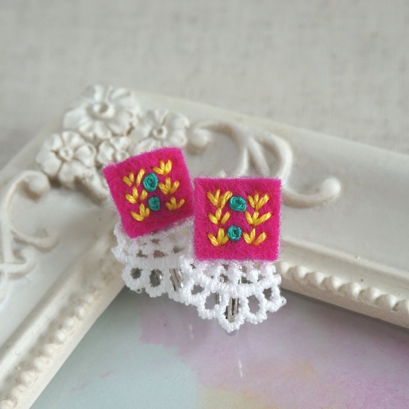 手刺繍イヤリング「vividしかく1」 - 耳环/耳夹 - 绣线 粉红色