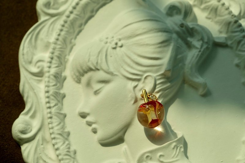 Apple Core 苹果芯耳环 - 耳环/耳夹 - 玻璃 红色
