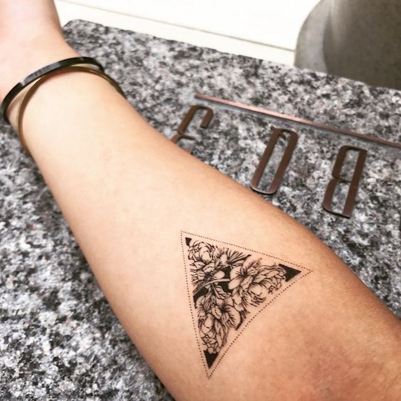 OhMyTat 手臂位置三角形玫瑰花朵刺青图案纹身贴纸 (2枚) - 纹身贴 - 纸 黑色