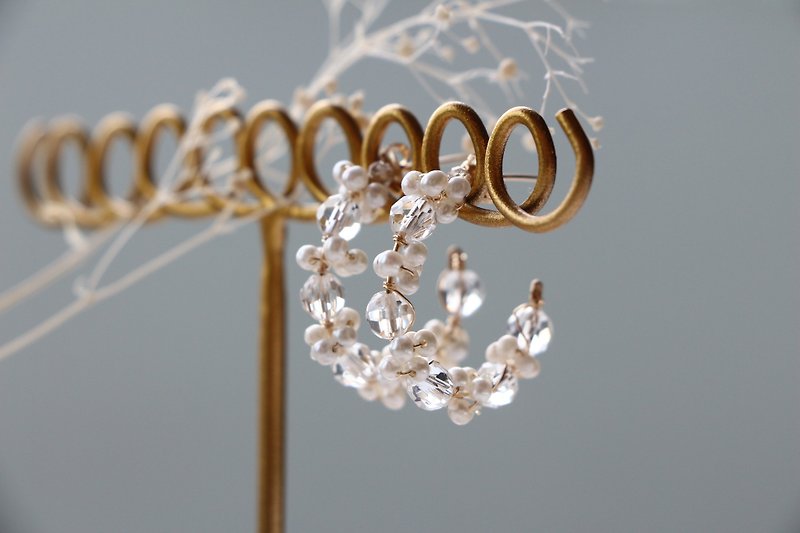 14kgf-crystal quartz and freshwater pearl hoop pierced earrings - 耳环/耳夹 - 宝石 白色