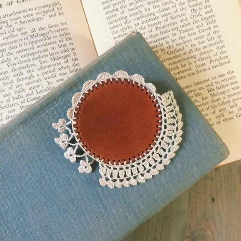 Leather&Crocheted lace Brooch - 胸针 - 真皮 白色