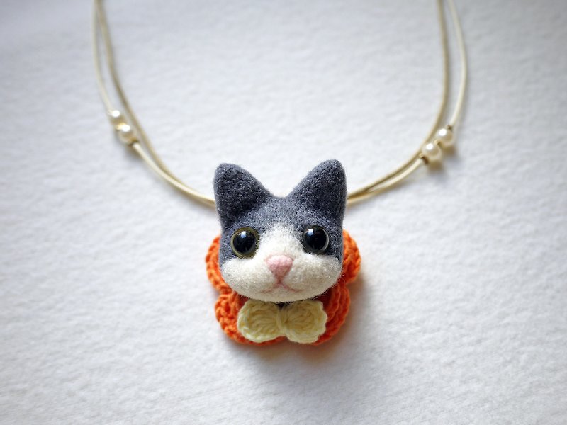 【毛小孩】羊毛毡深灰色小猫项链/别针(毛线小花款) - 项链 - 羊毛 橘色