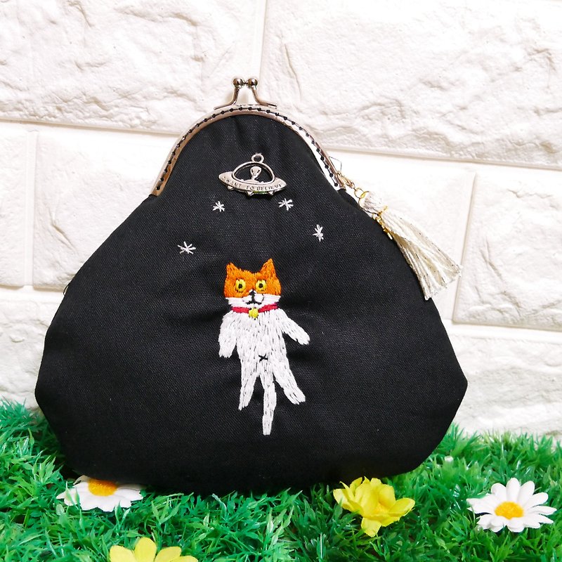 刺繍のがま口 UFOに連れて行かれる猫 オレンジ - 化妆包/杂物包 - 棉．麻 黑色