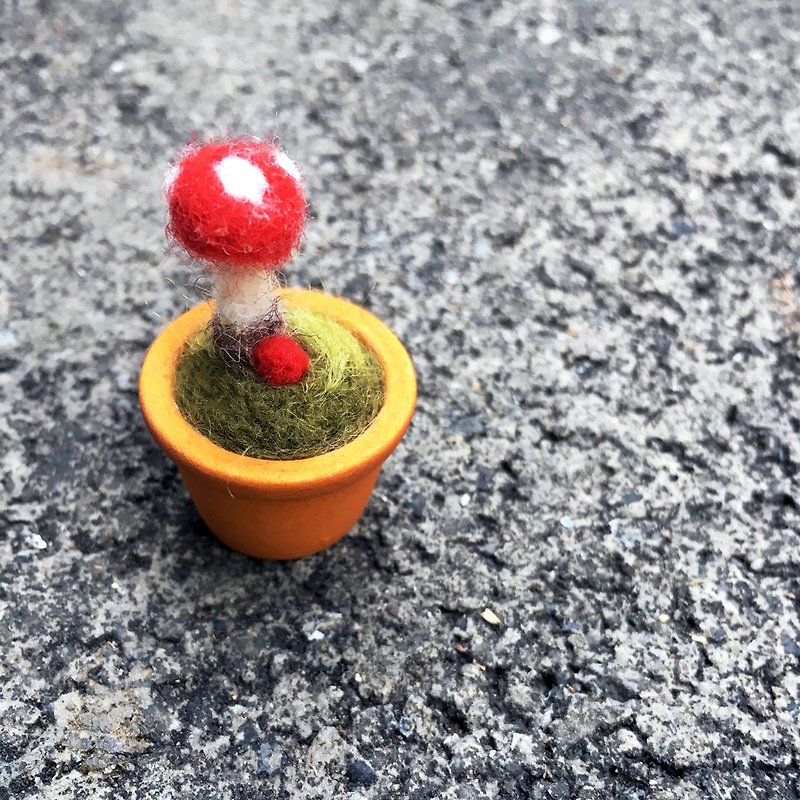 Handmade wool felt - mini mushroom - 摆饰 - 羊毛 红色