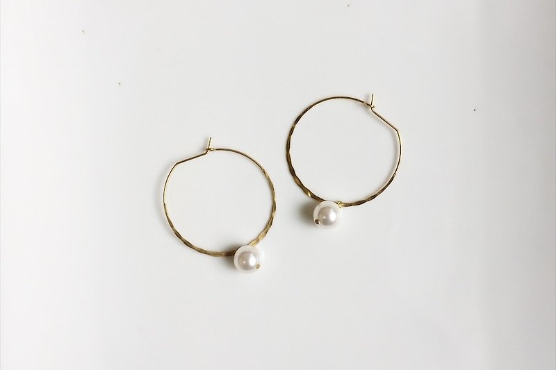 圆圆 珍珠简约百搭黄铜造型耳环 - 耳环/耳夹 - 其他金属 金色