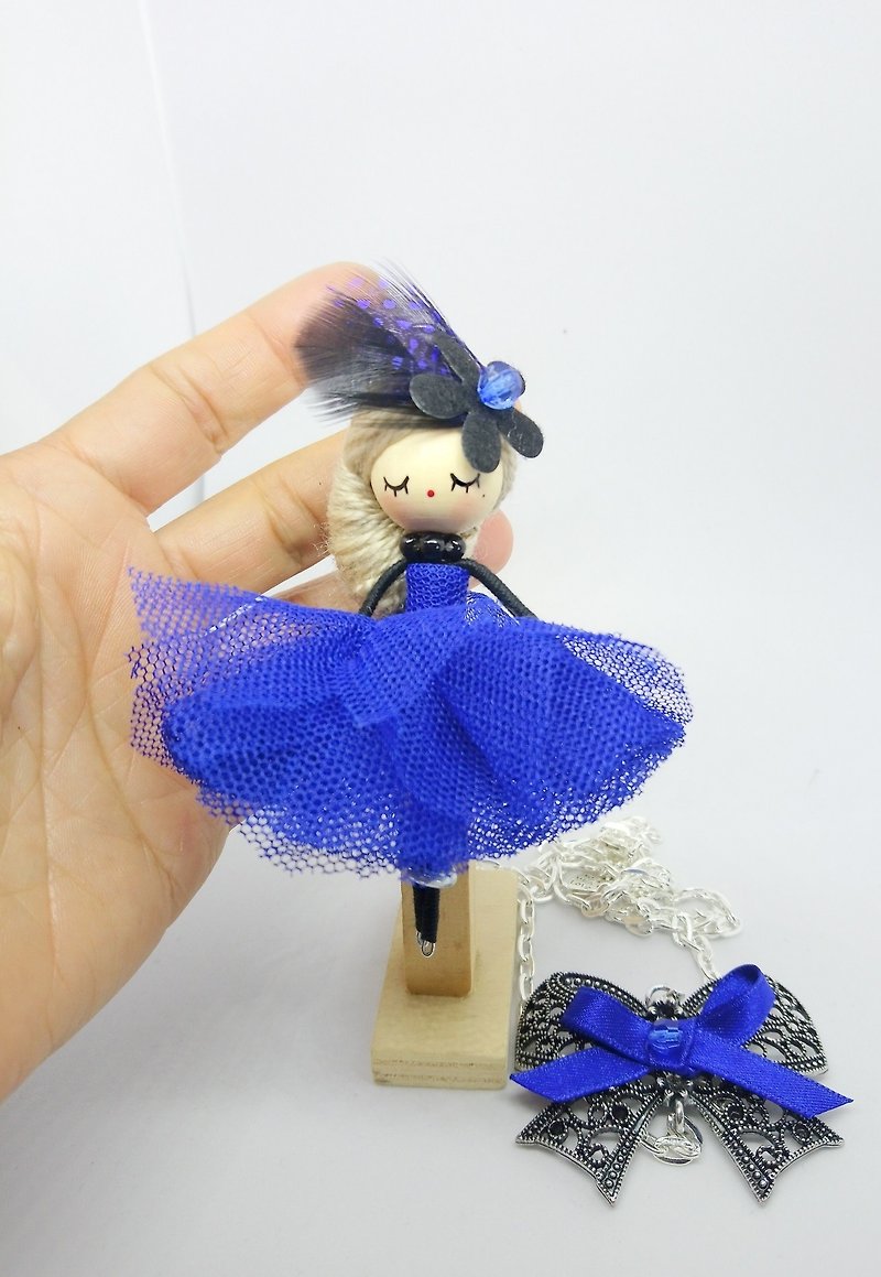 Ballerina doll necklace and brooch - 胸针 - 木头 蓝色