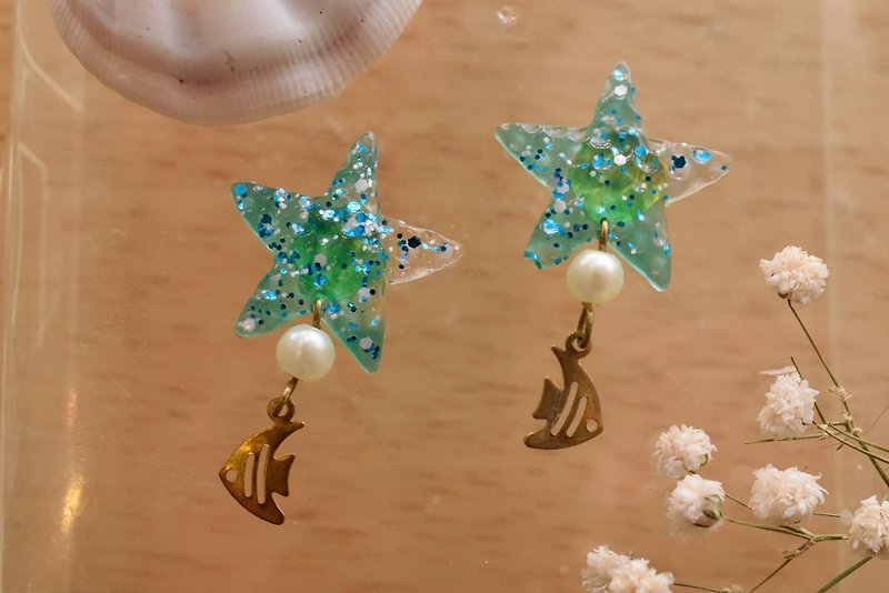 Cute & Beauty Adorable Green Clear Star Fish Resin with tiny Fish Stud Earrings - 耳环/耳夹 - 其他材质 绿色