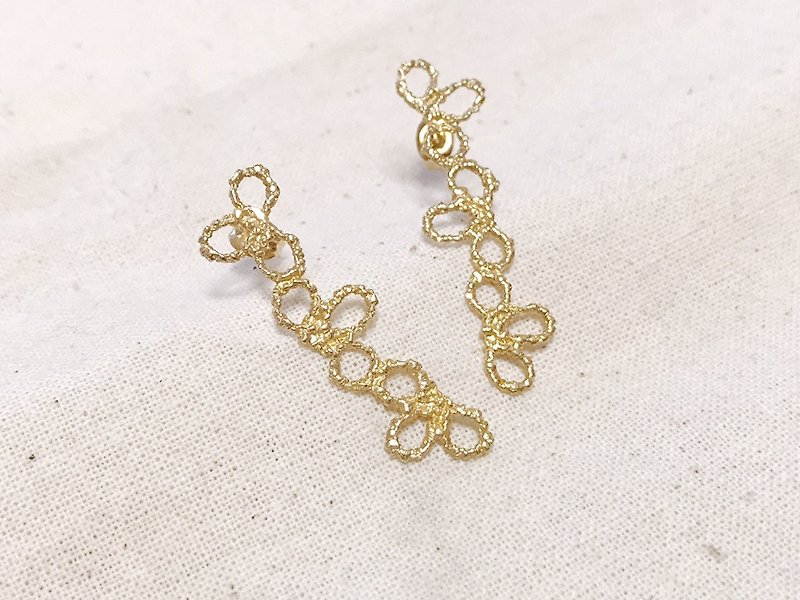 petals gold pierced earrings/花びら(18ｋメッキ)ピアス - 耳环/耳夹 - 其他金属 金色