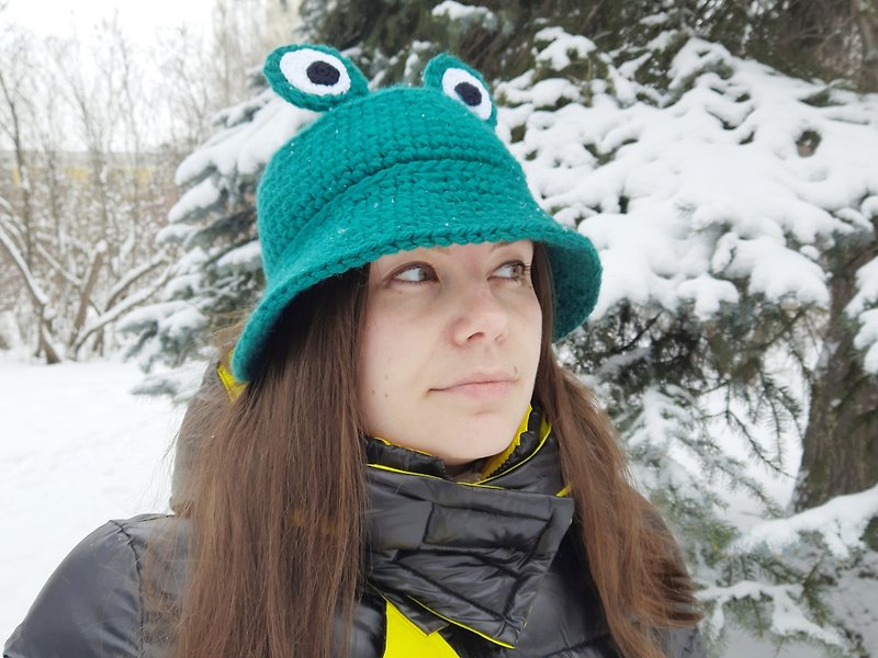 Crochet frog hat, warm crochet bucket hat for women - 帽子 - 绣线 绿色
