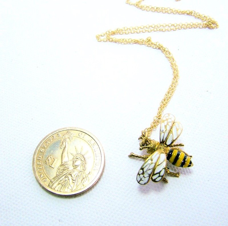 Bee pendant in brass and enamel color ,Rocker jewelry ,Skull jewelry,Biker jewelry - 项链 - 其他金属 