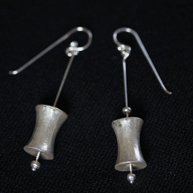 Bobbin shape silver pieces hook earrings in handmade silver (E0123) - 耳环/耳夹 - 银 银色