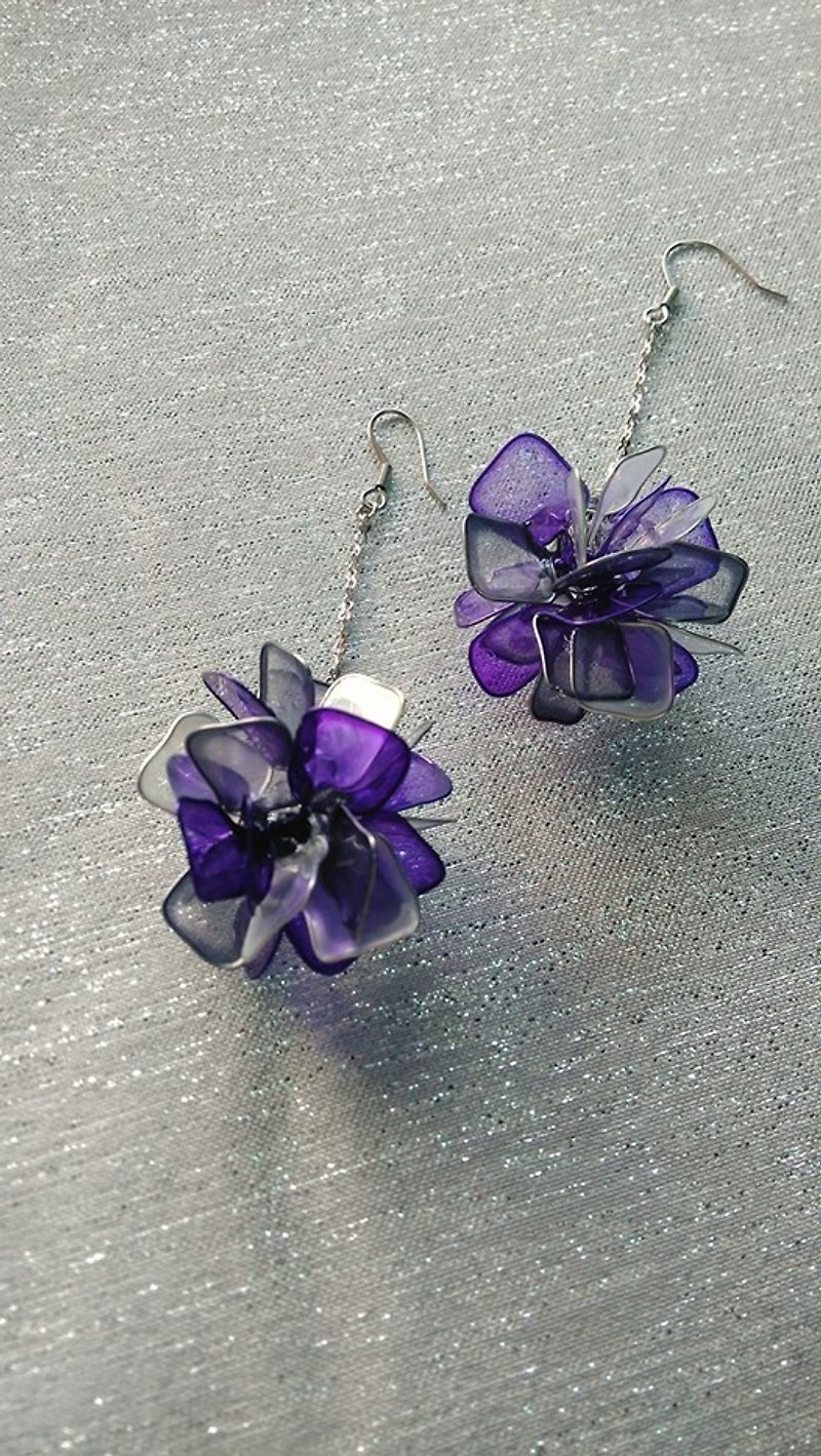 紫阳花球树脂耳环-巴黎紫灰色<单支> - 耳环/耳夹 - 塑料 紫色