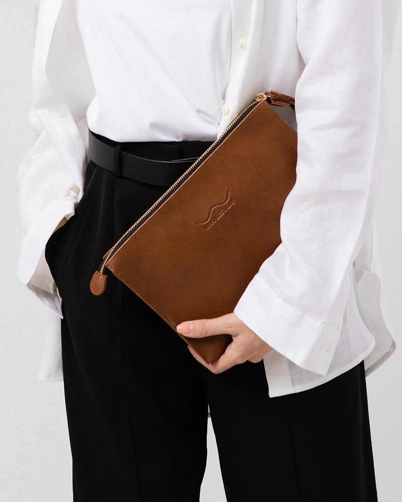 WARALEE's DAY | 有拉链和手带的手提包（棕色） - 手拿包 - 人造皮革 咖啡色